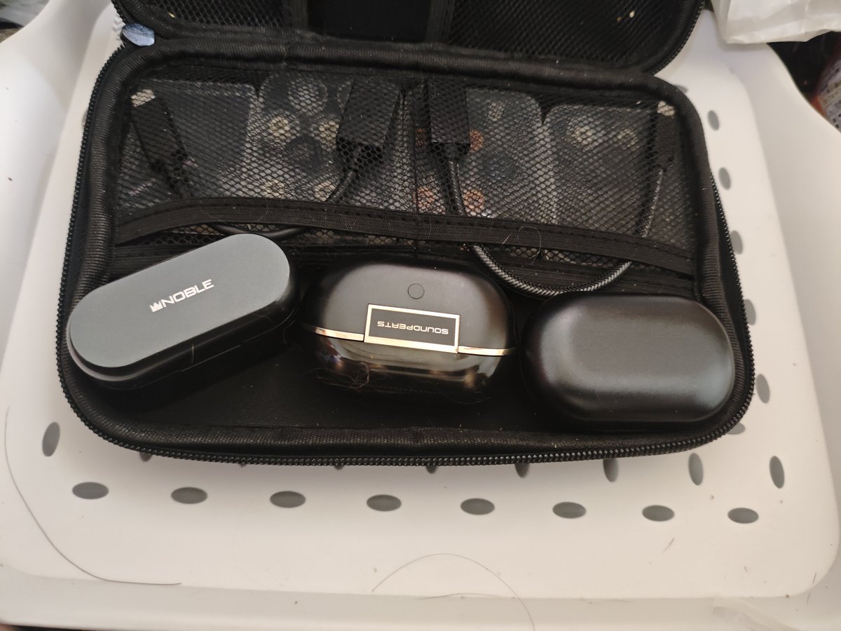 T86Bou's tweet photo. ワイヤレスイヤホン　聴き比べセットで出陣

2BA1DD
2BA1DDにDAC AK4332内蔵
MEMS+1DD

実は音そこまで変わらない気がしなくもないけど https://t.co/8Q6lIT3R3d