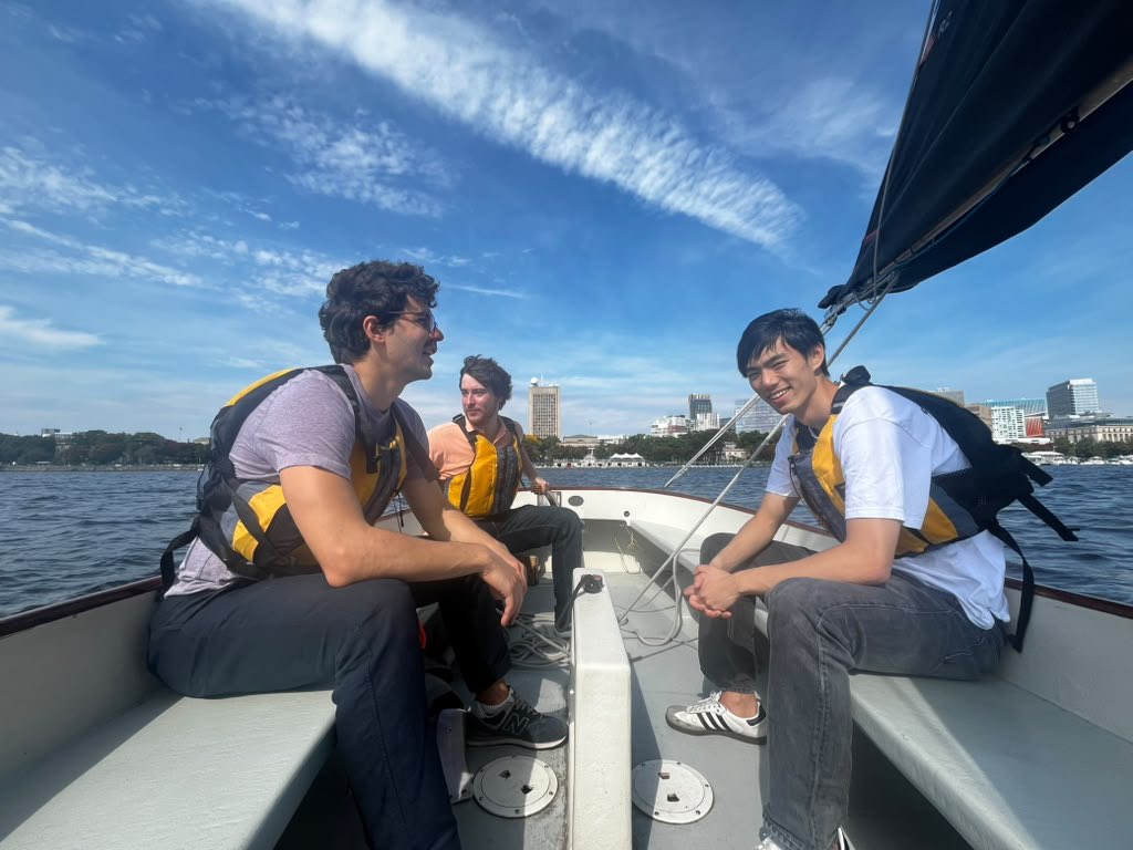juanescolar's tweet photo. Otoño en Boston: un día soleado cada siete. Hoy aprovechamos con la banda de Macro, e hicimos el almuerzo en el agua. Una excelente política para dejar fija los viernes. https://t.co/kXIbJNoeTN