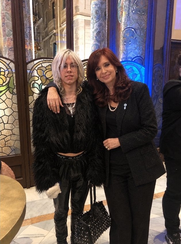 de_tobi2's tweet photo. ⚠️ NUEVAS IMAGENES DE ROJUU ⚠️
Se estarían difundiendo imagenes del reconocido cantante "Rojuu" con Cristina Fernandez Kirchner https://t.co/K9VxYed9G9
