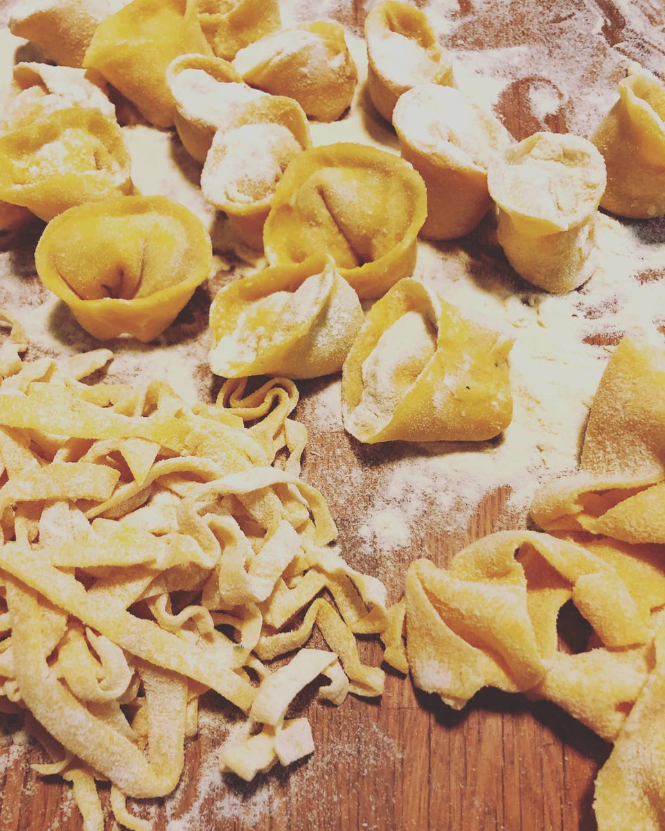 HoriwoodBlog's tweet photo. Pasta con ajo, zanahoria, tomate, sal y hierbas frescas. https://t.co/OytVLDDvrO