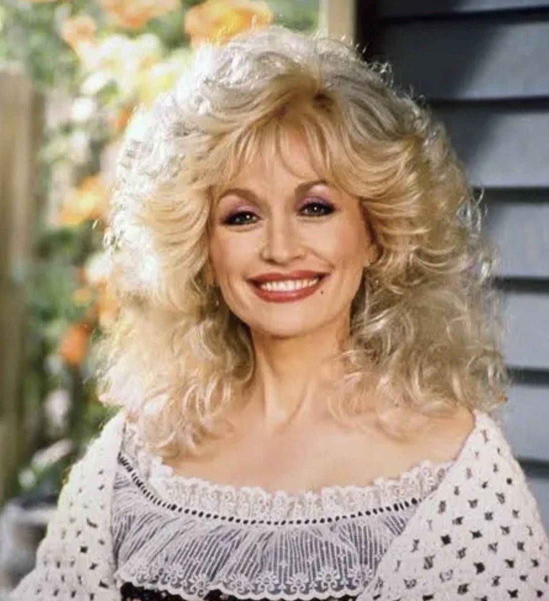 paulstanley_744's tweet photo. So Sad… We have lost a true icon. Dolly was kind, had immeasurable serious talents and yet could joke about herself joyously. A ray of sunshine is gone. Thank you Dolly. https://t.co/MJMonpXl28