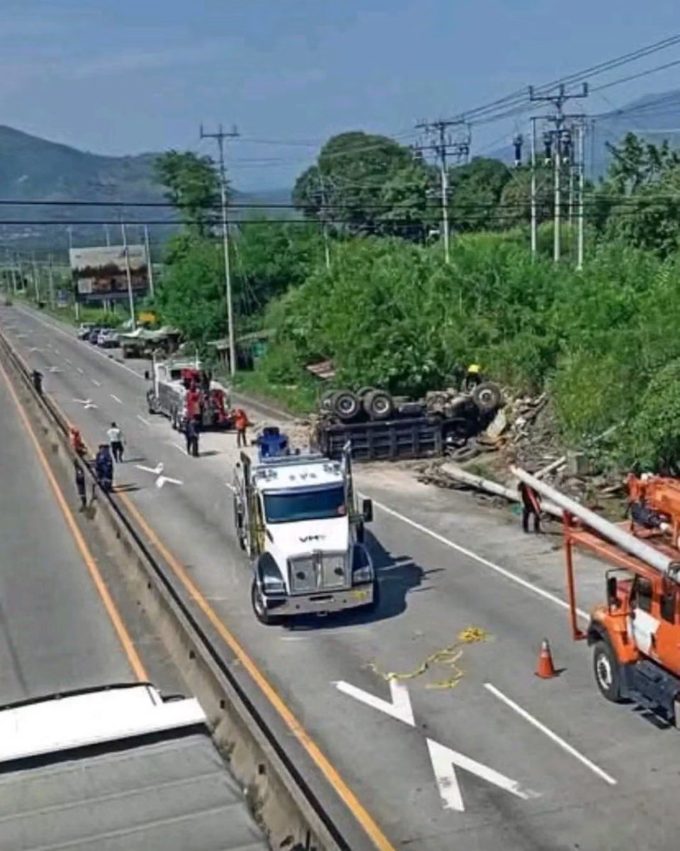 SivarNewsSV's tweet photo. 🔴 OTRA VOLQUETA TERMINA VOLCADA CERCA DEL REDONDEL INTEGRACIÓN

🚛 Un camión de carga sufrió un percance vial y quedó volcado sobre la carretera en las cercanías del redondel Integración.

⚠️ Hasta el momento se desconoce si hay personas lesionadas. Se recomienda circular con precaución debido a posibles obstáculos sobre la vía.