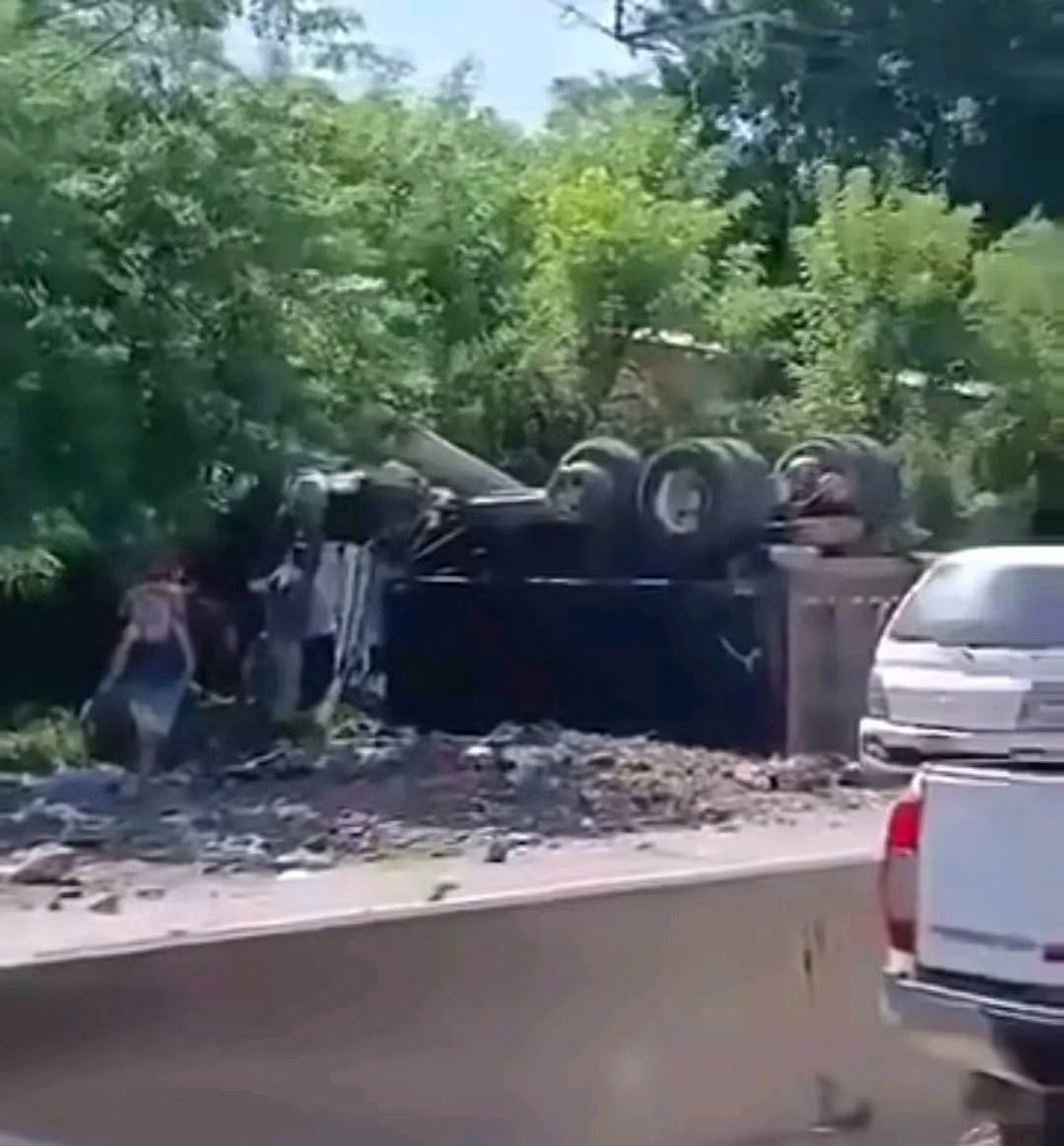 SivarNewsSV's tweet photo. 🔴 OTRA VOLQUETA TERMINA VOLCADA CERCA DEL REDONDEL INTEGRACIÓN

🚛 Un camión de carga sufrió un percance vial y quedó volcado sobre la carretera en las cercanías del redondel Integración.

⚠️ Hasta el momento se desconoce si hay personas lesionadas. Se recomienda circular con precaución debido a posibles obstáculos sobre la vía.