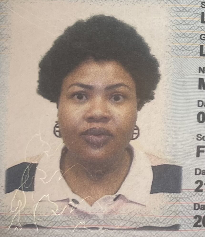Relevant_Lisa's tweet photo. Kgang ya gore my passport photo is gonna look like this for the next 10 years because they wouldn’t allow me to take the picture with red braids is hilarious to me 😂😭 (I needed the passport asap, so I went and bought this wig ko knockout) https://t.co/mBtzH5MghH