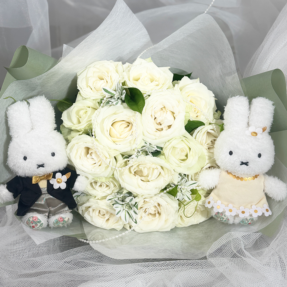FlowerMiffy's tweet photo. ウェディングマスコットと一緒に、
大切な日の思い出を。

前撮りや記念撮影、
ウェルカムスペースのアクセントにも。

おふたりらしい特別な一日に、
そっと寄り添います。

オンラインショップにて先行発売中♪

▼フラワーミッフィーオンラインショップ https://t.co/k8K1B3jVsK

#flowermiffy https://t.co/T3dOg1e38Q