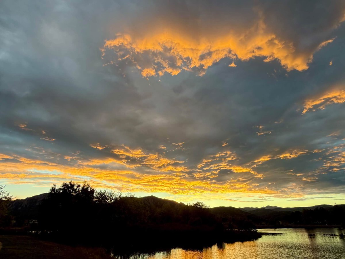 DrAschwartz's tweet photo. For me, there are certain non-negotiables that are part of my daily routine no matter what. They include getting on my yoga mat, meditating, daily walk around the lake at sunset &amp; time to reflect on one thing that brings me a sense of gratitude/appreciation.🌅
#ColoradoSky #Light https://t.co/tdVcEU0GqM