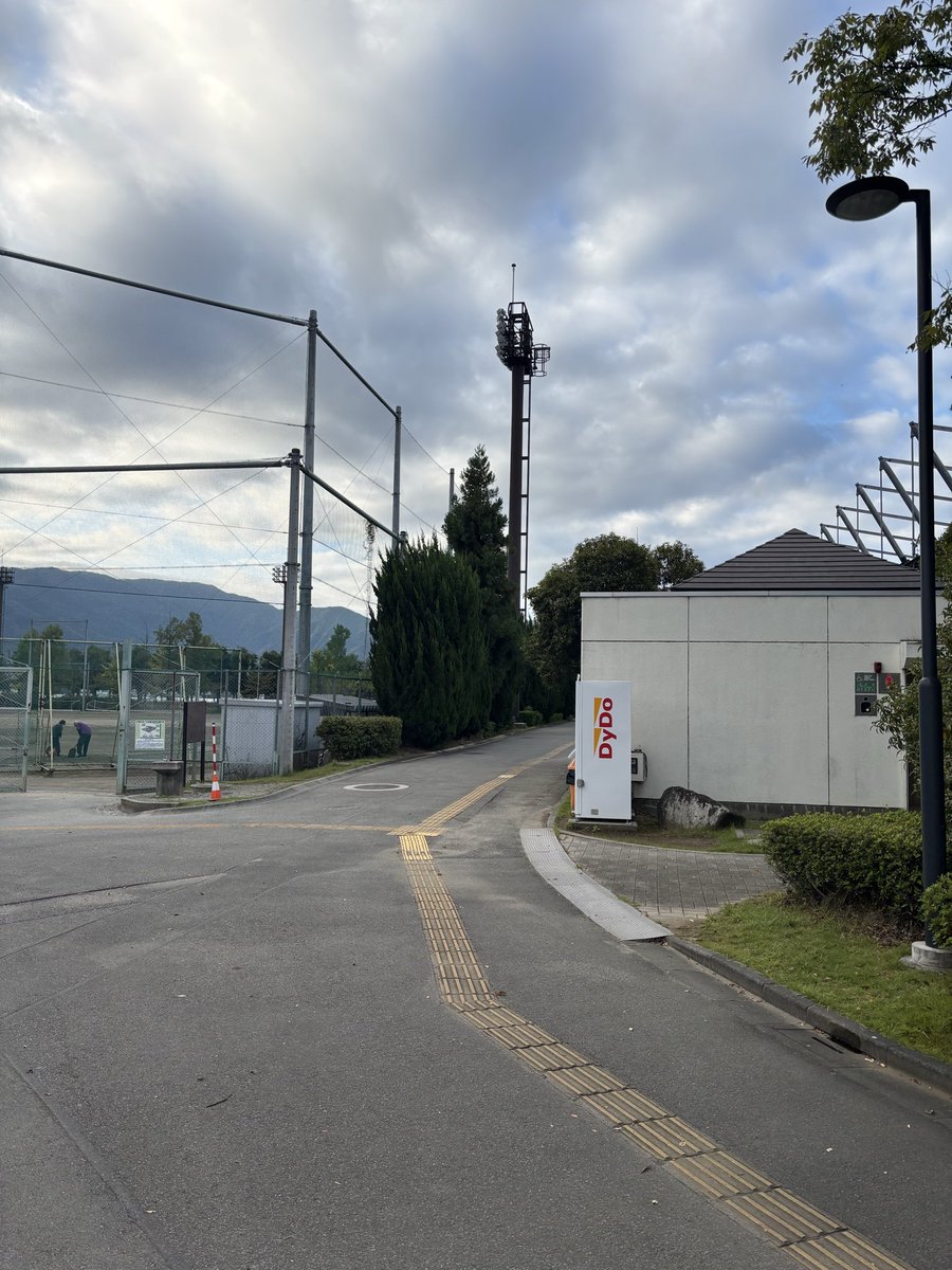 oton_chan's tweet photo. 富山サポさんくる前にゴミ拾い🗑️

小瀬で巨大キノコ🍄‍🟫収穫
秋ですね〜🍁

【注意⚠️】
スタグルでの販売はありません
食べたら☠️

ビジター側キレイになりましたよー

【小瀬イリュージョン】
本日は #黒川淳史 ユニ🔵🔴

#vfk
#イマコセ
#カターレ富山
#富山サポ甲府遠征 https://t.co/MeLqgGat84