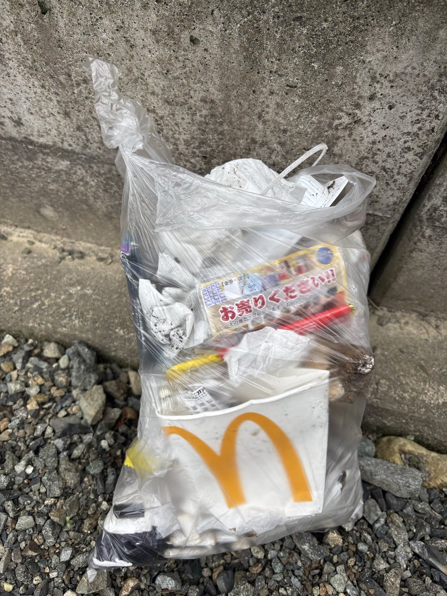 oton_chan's tweet photo. 富山サポさんくる前にゴミ拾い🗑️

小瀬で巨大キノコ🍄‍🟫収穫
秋ですね〜🍁

【注意⚠️】
スタグルでの販売はありません
食べたら☠️

ビジター側キレイになりましたよー

【小瀬イリュージョン】
本日は #黒川淳史 ユニ🔵🔴

#vfk
#イマコセ
#カターレ富山
#富山サポ甲府遠征 https://t.co/MeLqgGat84
