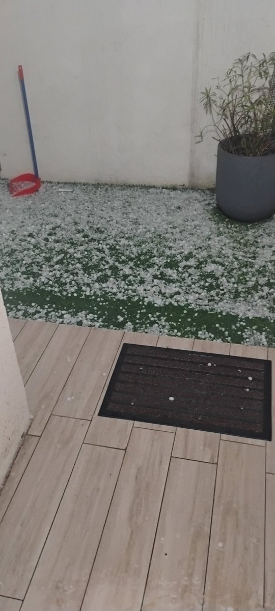 AlexisA_Guz's tweet photo. Lluvia con truenos, relámpagos y granizos en Peñalolén @T13 @chvnoticias @meganoticiascl @24HorasTVN  @penalolen https://t.co/NM8yYeZyDv