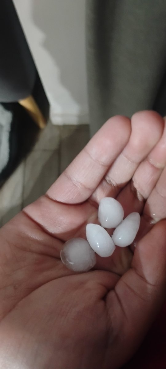 AlexisA_Guz's tweet photo. Lluvia con truenos, relámpagos y granizos en Peñalolén @T13 @chvnoticias @meganoticiascl @24HorasTVN  @penalolen https://t.co/NM8yYeZyDv