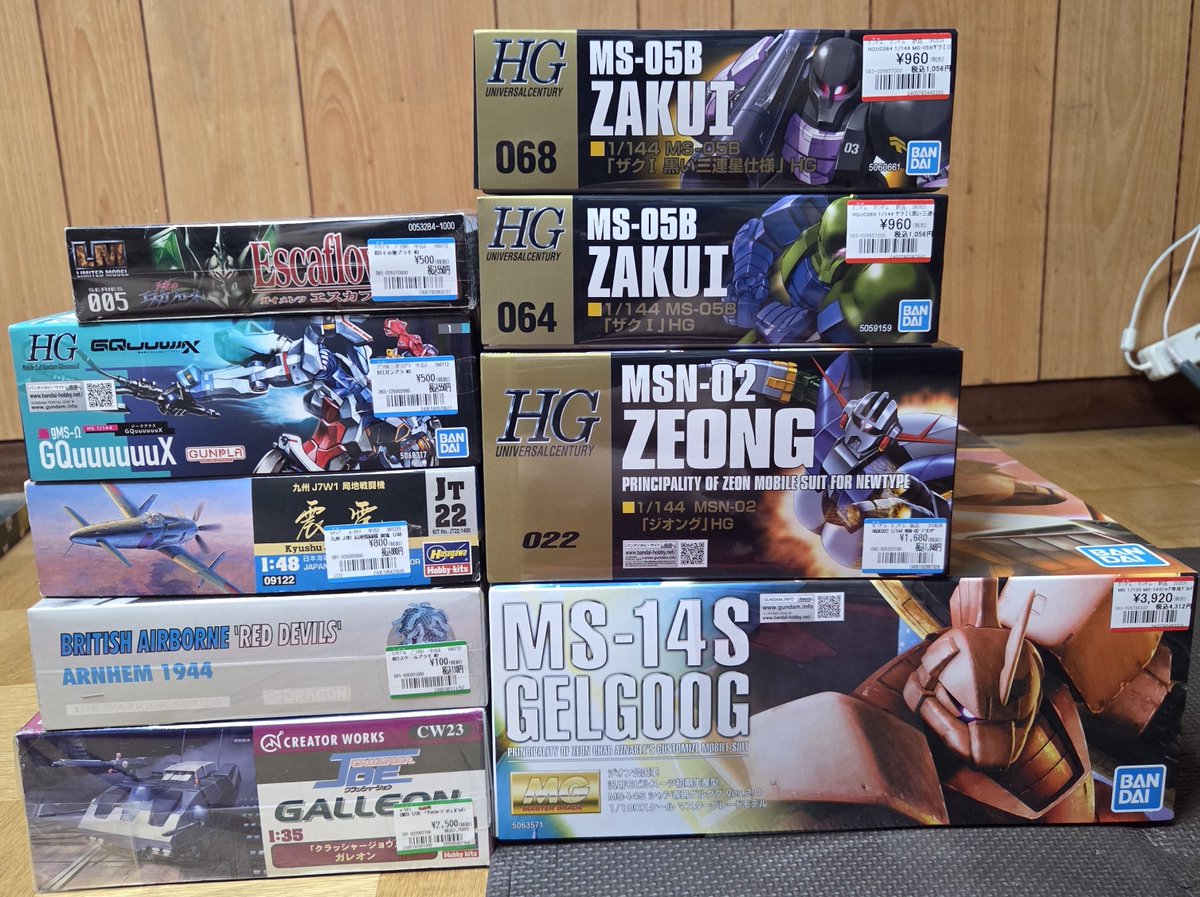 CAN4668's tweet photo. おはようございます☀️
相変わらず毎日暑いけど夜は寒いくらい

今週の戦利品
プラモ
再版品も少し買えたけど値上げされたぶん二割引でもお得感が無いなぁ
ゲルググVer2は初めまして

中古も今、戦車を作ってるのでガレオンを
半額位だし
でも同スケールのパワードスーツも作りたくなるなぁ
#ガンプラ https://t.co/gfHtfvFAZk