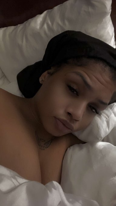 Chibcnfq's tweet photo. Who is down for threesome💦🥒 https://t.co/0DcPHmoSoA