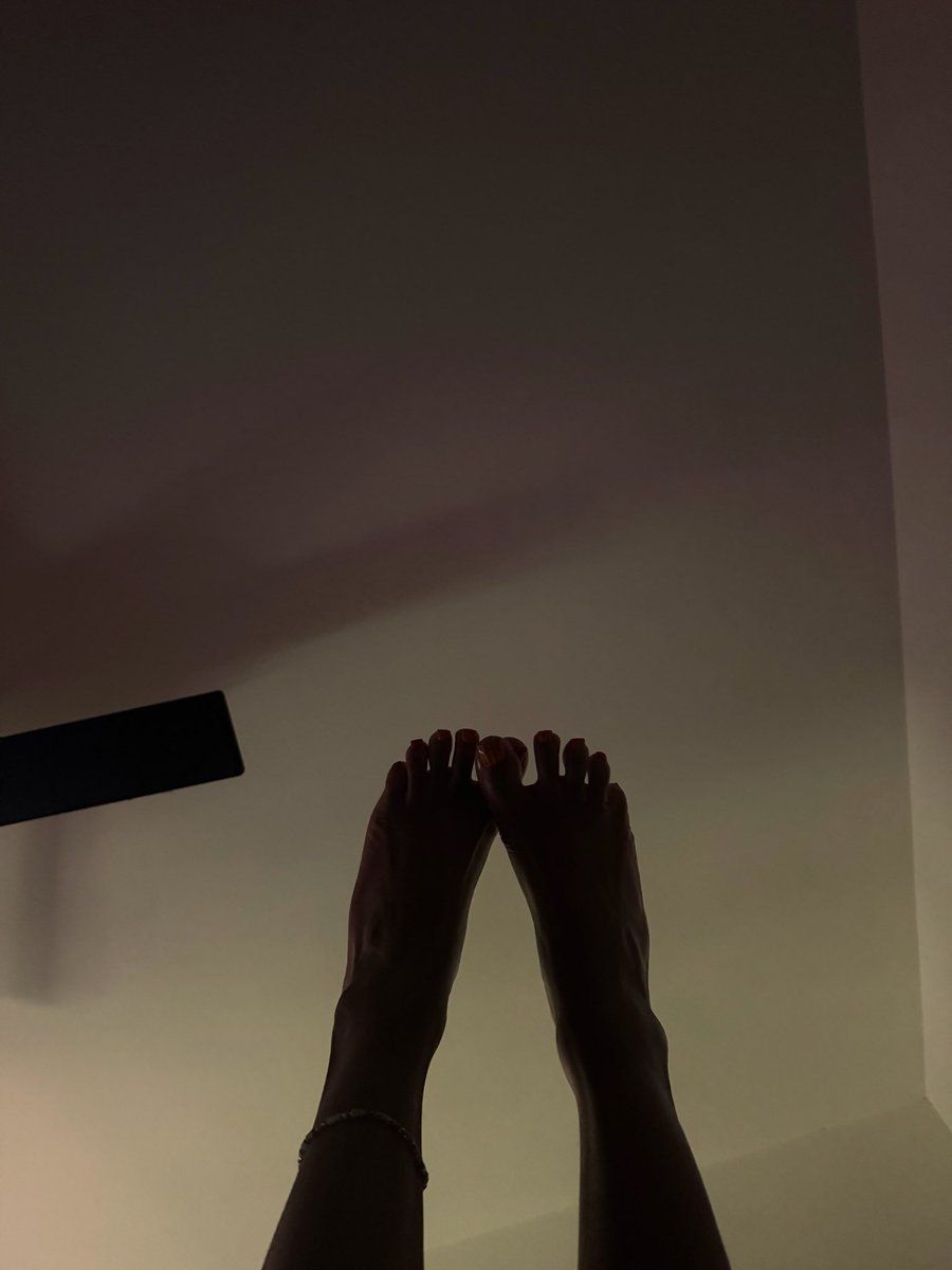 itromiselos's tweet photo. A shadow worth chasing 👣👣🖤 #FeetTwitter #FootModel #FeetPics #barefoot https://t.co/wdxAvQpYMW