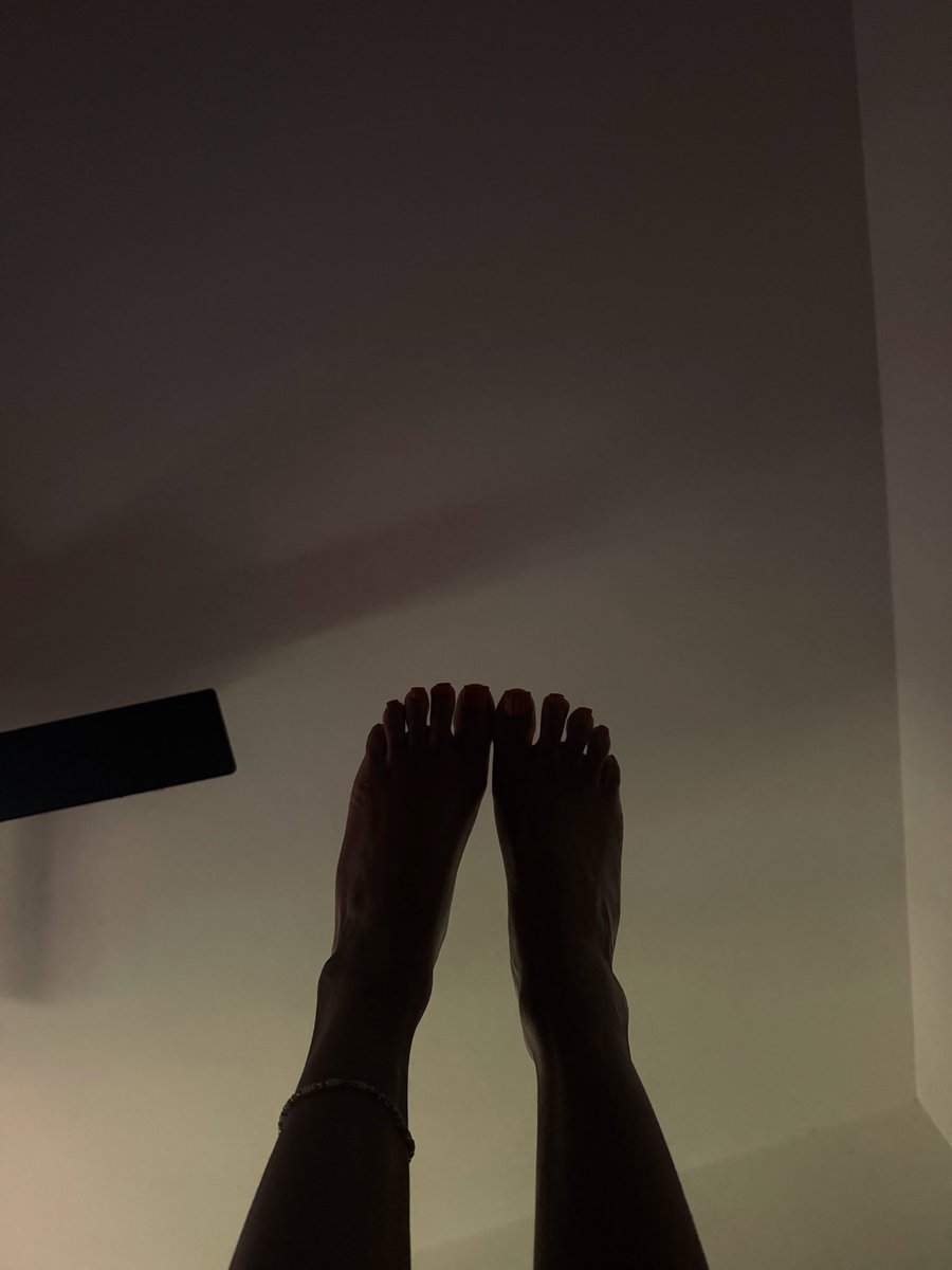 itromiselos's tweet photo. A shadow worth chasing 👣👣🖤 #FeetTwitter #FootModel #FeetPics #barefoot https://t.co/wdxAvQpYMW