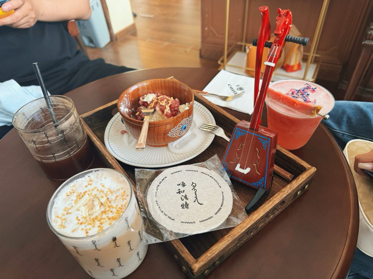 ijeongh1218's tweet photo. [Meng Tang Cai Yue's smile brightens up the small street cafe today, making every passerby stop for a quick glance!]， https://t.co/8d5kcwQsnq