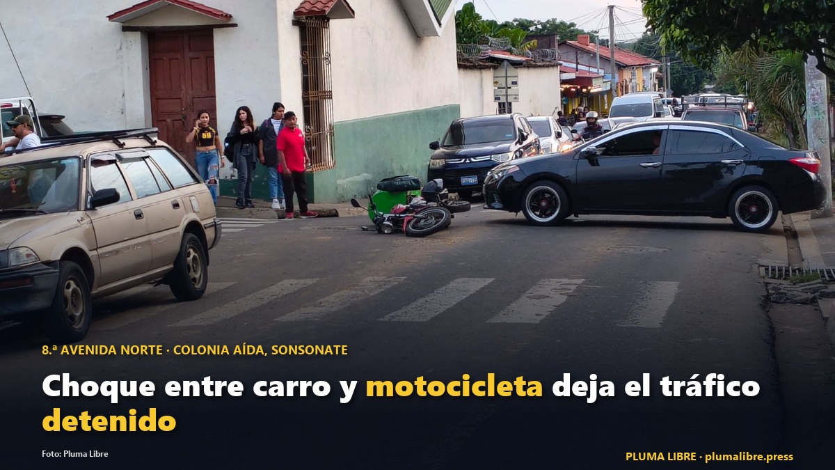 PlumaLibrePress's tweet photo. 🏍️ Un carro y una motocicleta chocaron esta tarde en la 8.ª avenida Norte de la colonia Aída, en Sonsonate, cerca de la Universidad Andrés Bello. El tráfico estuvo detenido unos 15 minutos. https://t.co/3qsgrHT9rI