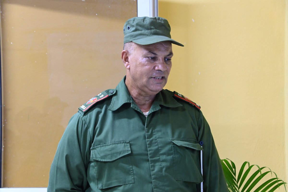 PresidenciaCuba's tweet photo. 🇨🇺|En el Día Nacional de la Defensa, el presidente del Consejo de Defensa Nacional, @DiazCanelB, intercambió con integrantes del consejo de defensa de zona de Punta Brava y resaltó la preparación que van adquiriendo en el país esas estructuras. 

🔗| https://t.co/sihL6YSlTB https://t.co/pBnOzV4eT4