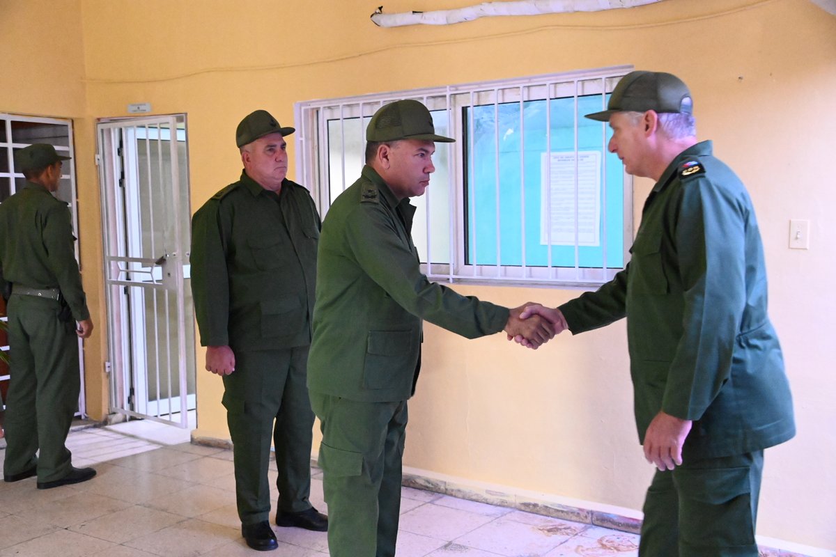 PresidenciaCuba's tweet photo. 🇨🇺|En el Día Nacional de la Defensa, el presidente del Consejo de Defensa Nacional, @DiazCanelB, intercambió con integrantes del consejo de defensa de zona de Punta Brava y resaltó la preparación que van adquiriendo en el país esas estructuras. 

🔗| https://t.co/sihL6YSlTB https://t.co/pBnOzV4eT4