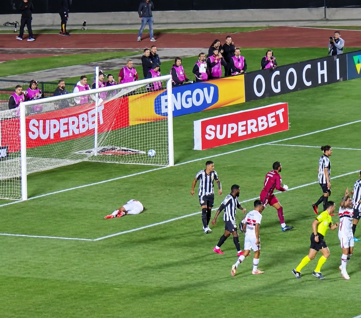 Varzeanogg's tweet photo. O gol do Santos saiu justamente no minuto em que o Ryan Francisco ficou fora de campo por ter feito cera no lance do Pênalti pro São Paulo kkkkkkkkkkkkkkkkkk https://t.co/yz0kJKcqsL