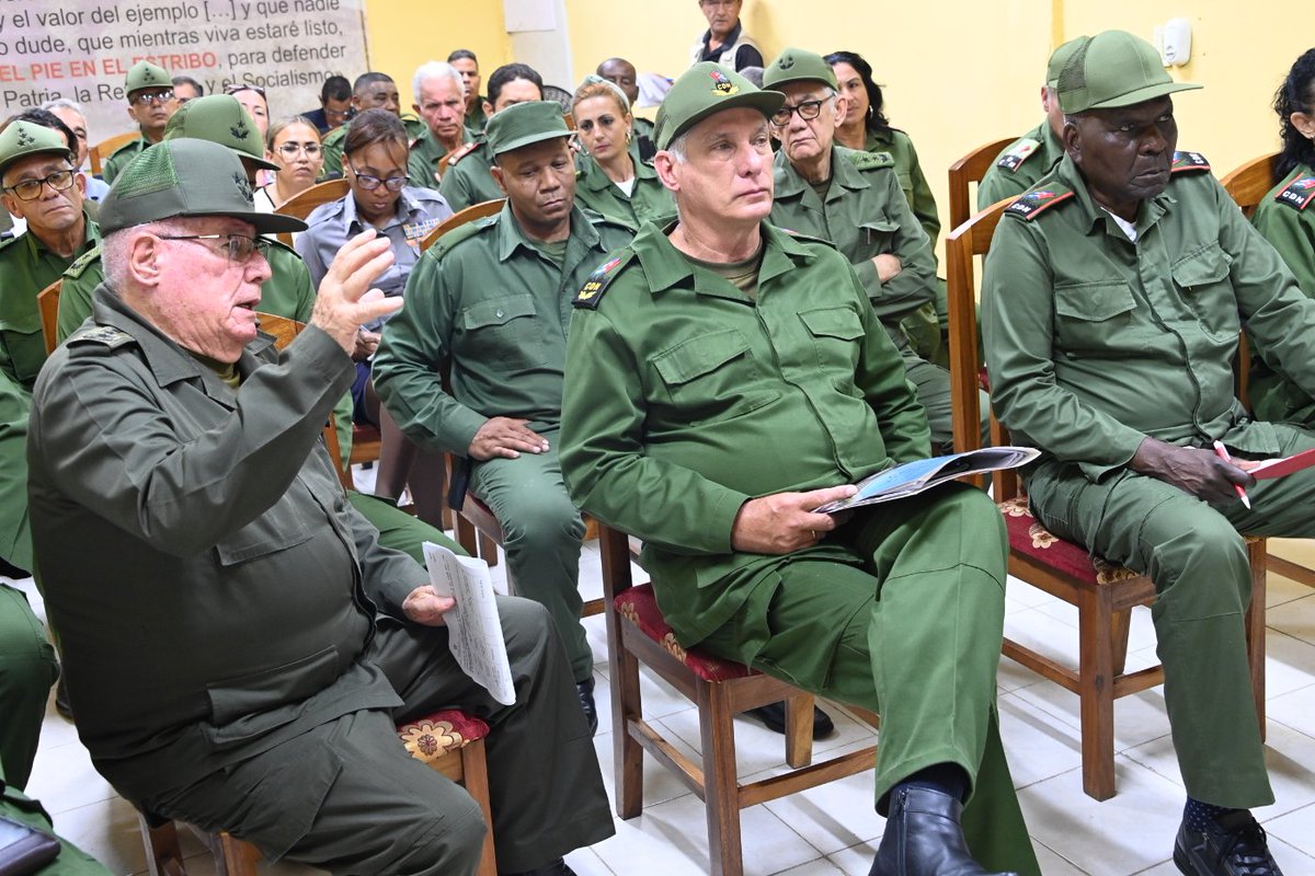 PresidenciaCuba's tweet photo. 🇨🇺|En el Día Nacional de la Defensa, el presidente del Consejo de Defensa Nacional, @DiazCanelB, intercambió con integrantes del consejo de defensa de zona de Punta Brava y resaltó la preparación que van adquiriendo en el país esas estructuras. 

🔗| https://t.co/sihL6YSlTB https://t.co/pBnOzV4eT4