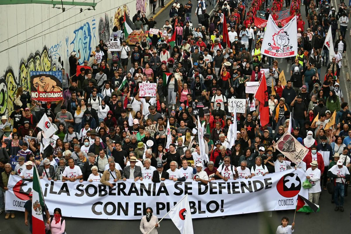FreddyOliviery's tweet photo. Los jóvenes en México están más despiertos que nunca.

Esta fue la movilización del día de hoy por el #2deOctubre, son estudiantes, colectivos y organizaciones las que salieron a las calles para conmemorar a las víctimas del viejo régimen en la Plaza de las Tres Culturas del 68.

Ya han pasado 58 años de este trágico día, pero el #2deOctubre no se olvida, ni se olvidará nunca.