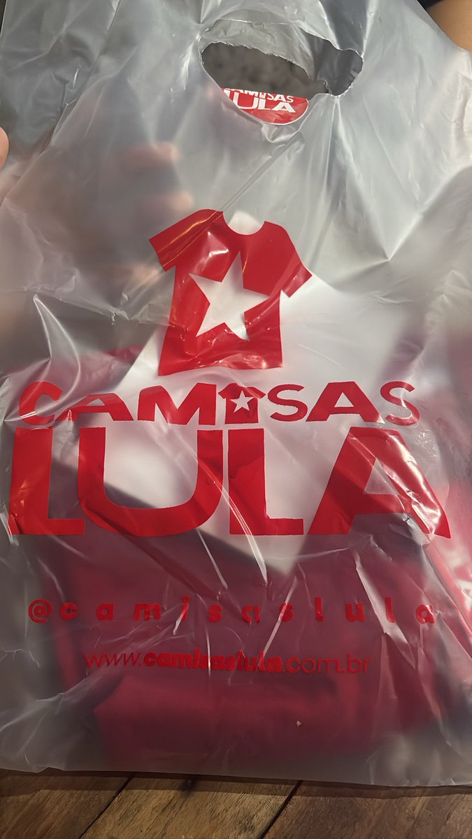 taywour's tweet photo. foi um sacrifício achar uma lojinha aqui em recife pra comprar camisa do lula mas felizmente eu consegui vencer essa guerra ☝🏻 https://t.co/0VzpFjJ3We