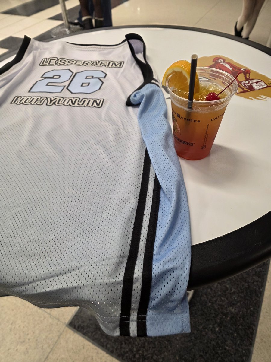 Ryujinational's tweet photo. can't go to the united center without getting the captain morgan mai tai 🥂 https://t.co/gNGGvIsKSO