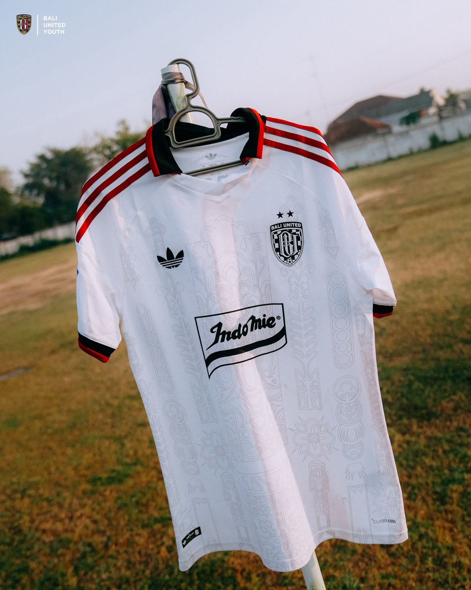 Bali_Football's tweet photo. [OFFICIAL] Jersey Adidas Trifoil Bali United versi single sponsor yang akan dipakai di kompetisi Elite Pro Academy musim 2026/27 🥶

Berapa nilai 5-10 Semeton? 😏

📸 Bali United Academy

Cek jersey Adidas Trifoil Bali United disini ⤵️
https://t.co/USs6q6nmJW https://t.co/wyLz4RUDbU