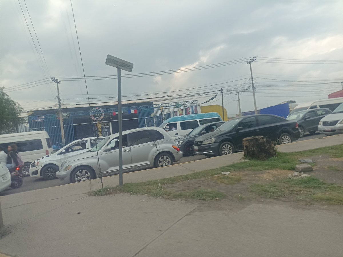 LeandroMedinaC's tweet photo. Caos en carretera México-Cuautla, en Chalco. Sin reacción de Tránsito municipal o estatal. No fuera para extorsionar, bien cómodos en los lugares de siempre. @Edomex @SSEM_VialEdomex @VialidadEdomex @SEMOV_Edomex https://t.co/aFq3GPwNB0