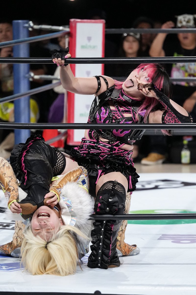 jmjmjmjmzzz's tweet photo. 2026.10.2 愛知・中日ホール
姉、悶絶。妹は渾身の変顔w

#吏南
#STARDOM https://t.co/EzDvll9mOA