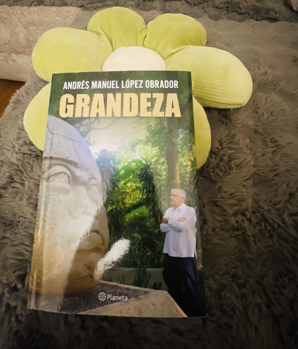 DosRunas's tweet photo. Terminé de leer el libro Grandeza de @lopezobrador_ y me quedé con esa rara impaciencia de quien cierra un libro bueno y ya quiere el que sigue…y no es ansia de colección. Es que este libro dejó la puerta entreabierta.
Habla de la dicha de vivir en un país con raíces hondas, de valores, de espiritualidad, de pueblos que estuvieron aquí antes de que alguien les pusiera nombre de provincia. Se lee con gusto y, al mismo tiempo, con la sensación de que falta el otro piso. La grandeza cultural no camina sola. Alguien la sostiene, alguien la pelea, alguien la vende o la defiende.
Por eso el título del que viene me importa mucho. Iba a llamarse Gloria y se quedó en Pueblo. A mi Gloria me suena a estatua en cambio Pueblo suena a quien manda, aunque a algunos les moleste la palabra como bien dice Andrés Manuel. Él dijo que con los dos libros cierra lo que llama Humanismo Mexicano, y lo resume en una frase que ya conocemos: por el bien de todos, primero los pobres. La frase solo vale si no se queda en lema. Primero los pobres es pan, tierra, salud, voz. Sin eso, la grandeza se vuelve postal y la política se vuelve discurso.
Los leo como un solo gesto. Uno es el suelo: memoria, espiritualidad popular, una dignidad que no pidió permiso. El otro promete los doscientos años en que ese suelo se hizo conflicto. Independencia, Reforma, invasión, Porfiriato, Revolución, el largo periodo en que nos gobernaron con otro nombre.
La Cultura sin política es adorno. Política sin cultura es administración del despojo. No son dos pisos: es el mismo edificio.
Por eso espero Pueblo sin prisa de fan, ¡que lo soy! y con prisa de lectora. Quiero ver si sostiene lo que el anterior me dejó temblando: que la soberanía no es un himno, sino el pueblo cuando deja de ser público y vuelve a ser sujeto.
Cuando llegue, lo abriré con el mismo cuidado con el que cerré este. Y con la misma impaciencia.