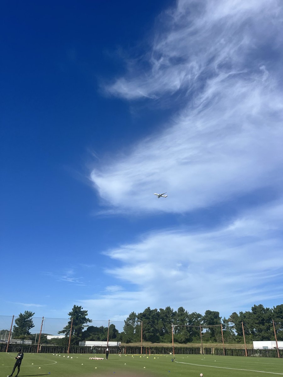 yn11362453's tweet photo. 雁ノ巣通行料　一機　10,000円徴収するだけでアビスパは金満になれるのに〜😇

一日最大離着陸584回✖️10,000円
                          ✖️
　　　　　　30日
　　　　🟰17,520,000円　也 https://t.co/wcfq4uH4xp