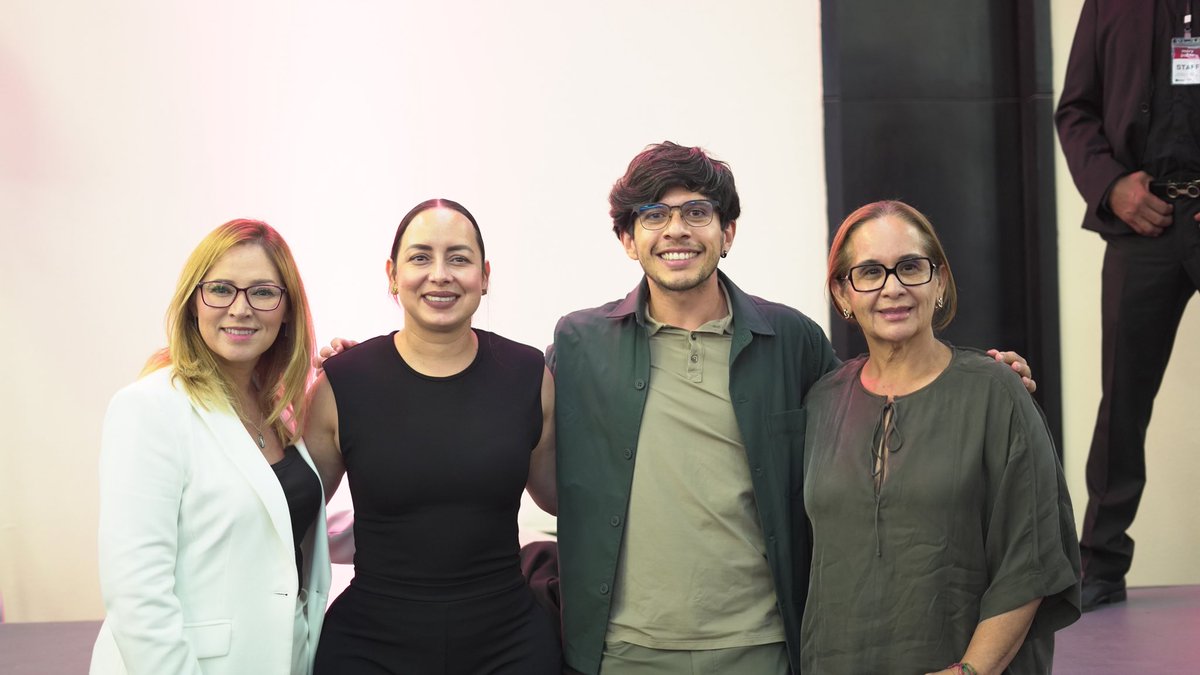 ea_puerto's tweet photo. Me dio gusto escuchar en mi amiga @mery_pozos a una persona conocedora de la realidad de Guadalajara y de la profundidad de la identidad tapatía. Le auguro un gran éxito porque está destinada para grandes cosas. También aprovecho para felicitarla por su segundo informe de actividades que fue ayer y al que tuve oportunidad de asistir.