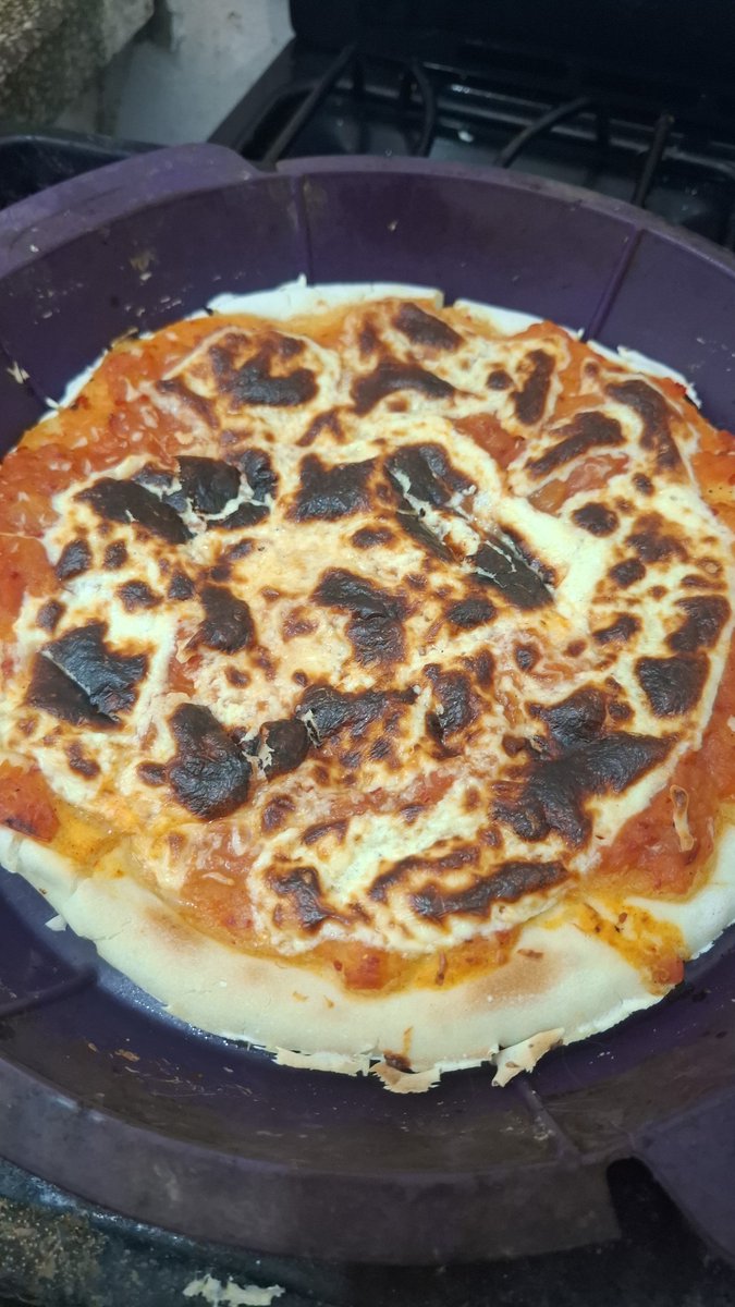 femiceliaca's tweet photo. Se me quemó el queso d la pizza por quedarme viendo tweets sobre el beso de Lali y Marilina. https://t.co/pug6uF89bM