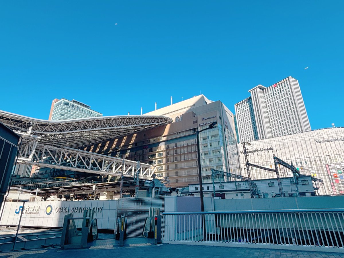 kabo80_RK's tweet photo. 天気が良い〜！！！✌🏻月と飛行機が写ってる https://t.co/sqwseASemr