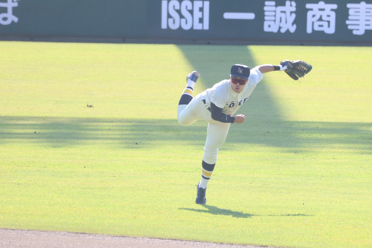 98BB_dragons's tweet photo. はじめましての東京経済大学、ユニフォームがめちゃくちゃ既視感あると思ったら飯田孝雄監督の経歴が桐蔭学園-法政大学と聞いて納得した https://t.co/E1k6BJBqaA