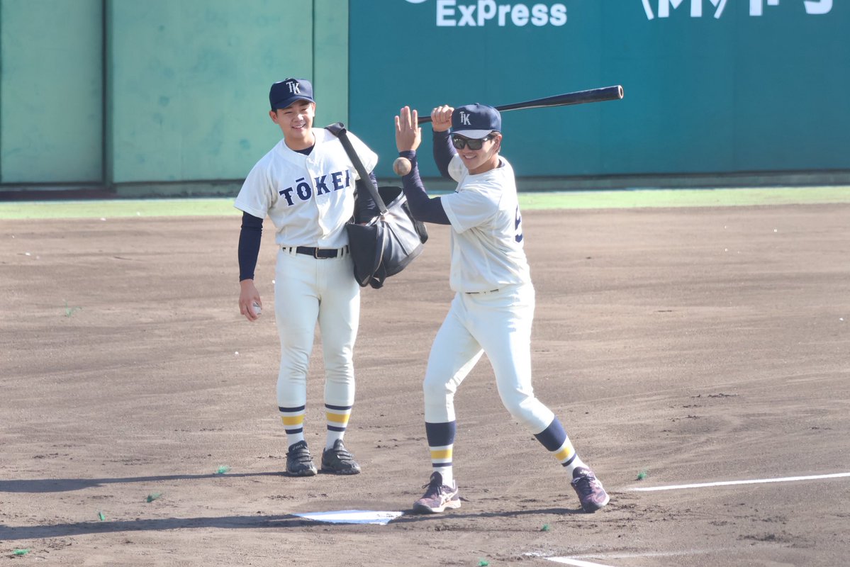 98BB_dragons's tweet photo. はじめましての東京経済大学、ユニフォームがめちゃくちゃ既視感あると思ったら飯田孝雄監督の経歴が桐蔭学園-法政大学と聞いて納得した https://t.co/E1k6BJBqaA
