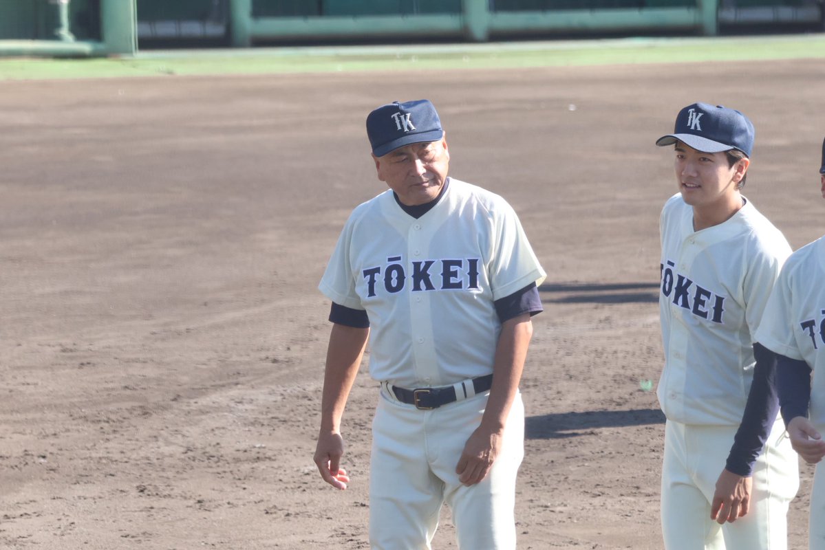 98BB_dragons's tweet photo. はじめましての東京経済大学、ユニフォームがめちゃくちゃ既視感あると思ったら飯田孝雄監督の経歴が桐蔭学園-法政大学と聞いて納得した https://t.co/E1k6BJBqaA
