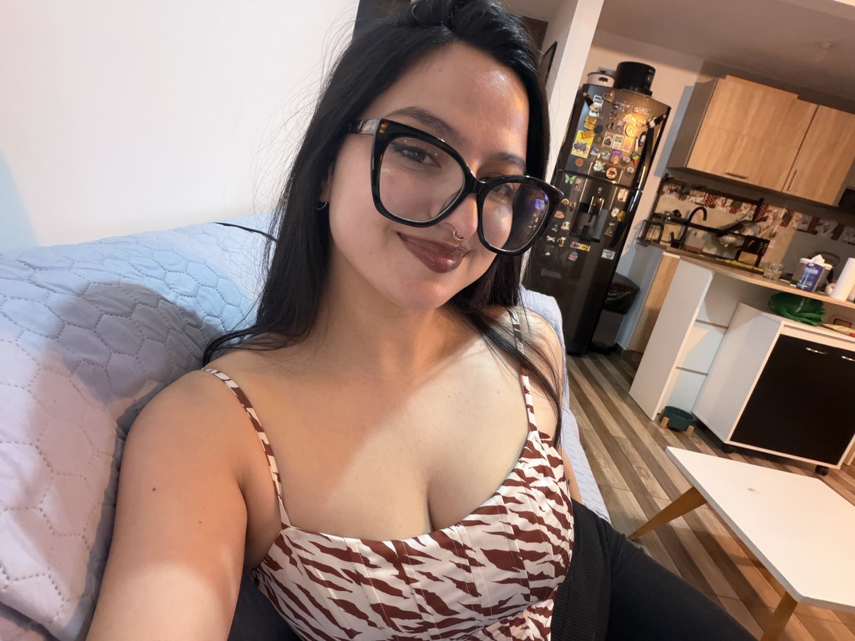 candelaisabor's tweet photo. Las gafas si definitivamente elevan el outfit 💅 https://t.co/ZNJ2NZdk27