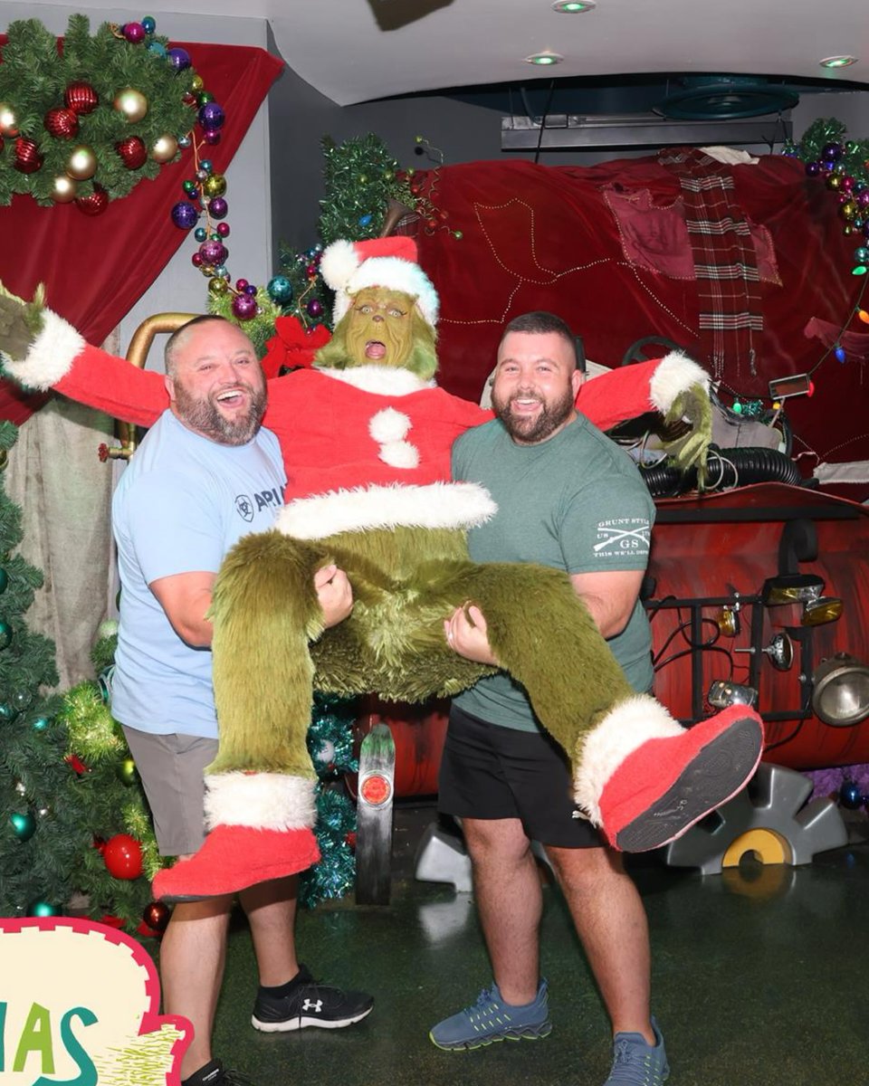 TurgutEn's tweet photo. Befriending the spirit of Christmas mischief at Universal Studios Orlando. https://t.co/nyVTws7yS8