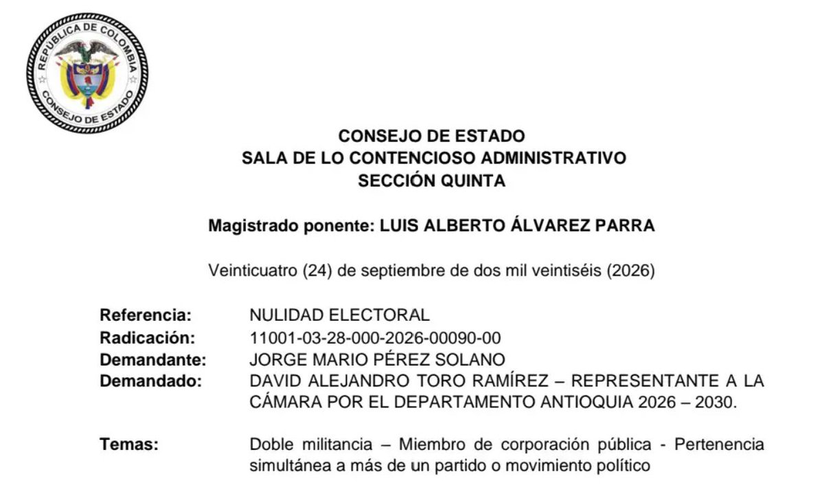 ColAboElectoral's tweet photo. El C.E. negó la nulidad electoral de un representante a la Cámara por Antioquia. 

La demanda sostenía que el congresista infringió el artículo 2 de la Ley 1475 de 2011 porque, siendo militante activo del Movimiento Político Colombia Humana y sin que mediara renuncia, fue avalado por el Movimiento Político Pacto Histórico, lo que a juicio del actor configuraba doble militancia.

La idea central de la Sala es que la excepción del parágrafo del artículo 2, que permite a los miembros de partidos disueltos por decisión de sus militantes inscribirse en otro sin incurrir en doble militancia, también cobija la fusión, pues esta conlleva la disolución de la organización absorbida. Y lo que activa esa excepción es la decisión de los miembros, no el reconocimiento del CNE.

Continúa en el hilo...
Acceso a la providencia: https://t.co/b3kd1vhNAf