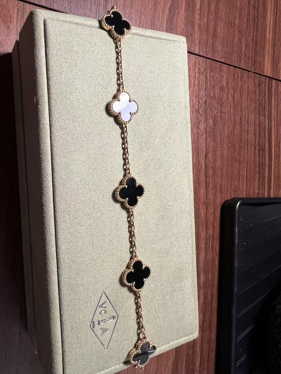 Dahlia_Brave's tweet photo. How does this one differ from the all-black version? Did Van Cleef &amp; Arpels cut corners on the design? https://t.co/tE84lEFvDd