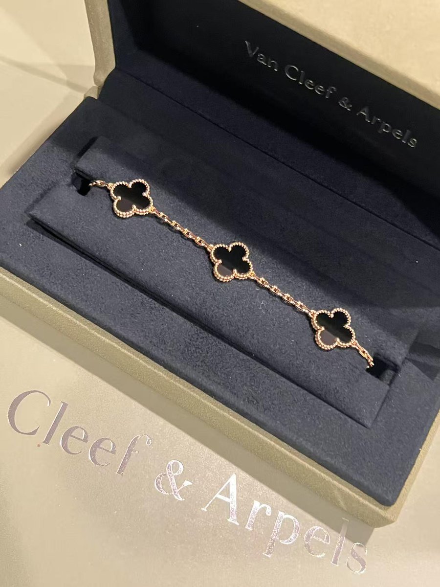 Dahlia_Brave's tweet photo. How does this one differ from the all-black version? Did Van Cleef &amp; Arpels cut corners on the design? https://t.co/tE84lEFvDd