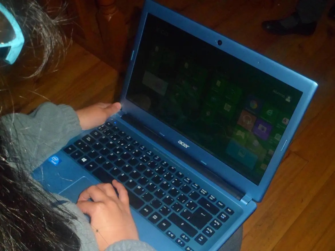 jmmysp's tweet photo. cuando fui beneficiaria de yo elijo mi pc, mi papá me hizo una sesión de fotos para no olvidar este logro de toda la familia. sí, esa era mi casa y realidad. no puedo creer que más niños sentirán lo que yo sentí… https://t.co/3zVbqa4tPG