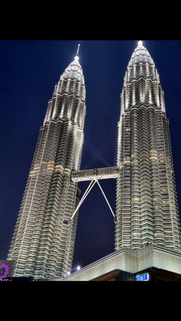 rujeet's tweet photo. Petronas Twin Towers in Kuala Lumpur are Malaysia’s iconic 452-meter, 88-story twin landmarks. Designed by César Pelli, they held the world’s tallest-building title from 1998 to 2004, blending modern design with Islamic-inspired heritage. https://t.co/pebIGAMoJf