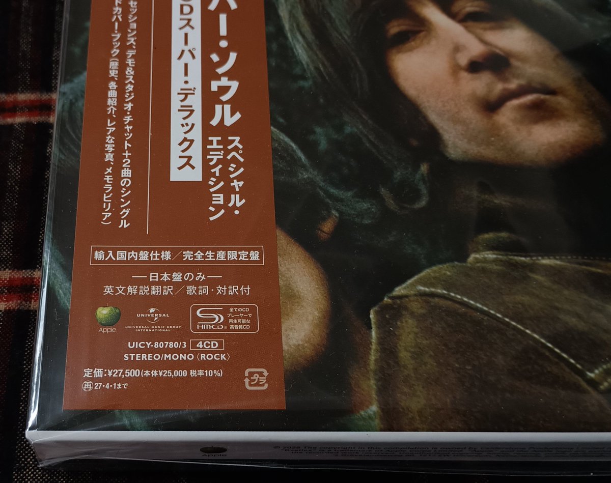 pencilande94139's tweet photo. 昨日発売のビートルズ『Rubber Soul』4CDスーパーデラックスは、帯シールが箱に直接貼られてジョージの顔が見れない特別仕様🥺

慎重に剥がすしかないが、もし回収騒ぎになっても返品せずにこのまま剥がさず持ち続ければ、やがてプレミア化してコレクターズアイテムになるかも？と冷静に考えてみた🥸💦 https://t.co/rBRBFTfZHz