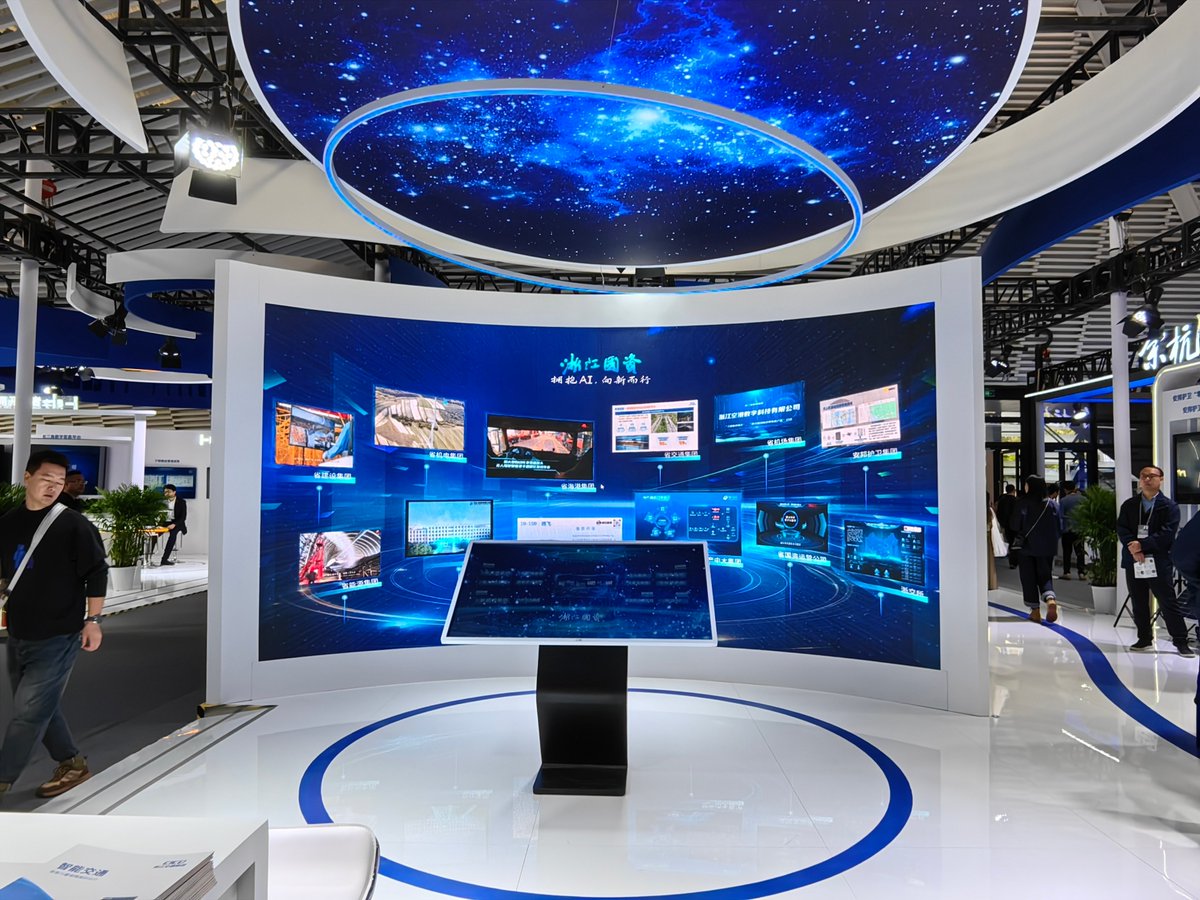 wisdom_seyo's tweet photo. Today I’m visiting a tech exhibition, and the highlights include the latest steel products, a cozy exhibition hall, a demo on anal health care, and a digital display for data visualization—all packed in one amazing space! https://t.co/LwMRw8r5rF