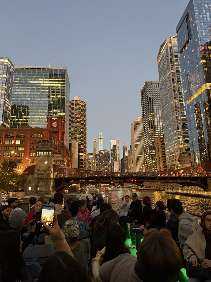 baddiemaddie43's tweet photo. sometimes I just randomly buy an architectural boat tour ticket on a beautiful night &amp; it’s the best money I spend https://t.co/V2BcvhIN94