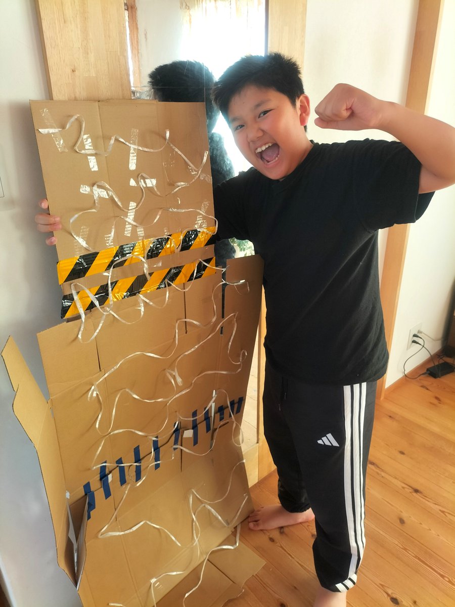 SYUN_dropkick's tweet photo. 岡山へ帰ると家に…
息子がこの試合を見てから段ボールで自作した『有刺鉄線ボード』

父親のデスマッチを怖がることなく最前列で見ていた息子が有刺鉄線ボードを作る…複雑な気持ちですw
#DROPKICK
#駿之介
#有刺鉄線ボード https://t.co/ixWtJ3ZTOj