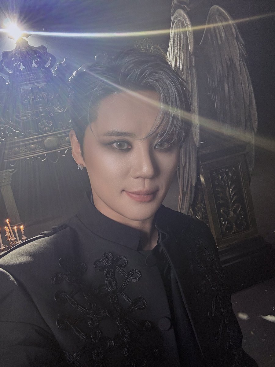 Junsu_PALMTREE's tweet photo. 오늘 오후 2시 🕑

#김준수 의 뮤지컬 #엘리자벳
첫 공연이 시작됩니다!

깊은 어둠 속으로 빠져들 거야 🪽✨
조용히 은밀하게 서서히 #샤토드 에게로 🖤

죽음(Der Tod) 役 ㅣ 김준수
⠀
뮤지컬 <엘리자벳>
2026.08.16-2026.11.15
블루스퀘어 우리은행홀

#KIMJUNSU #뮤지컬엘리자벳
#PALMTREEISLAND https://t.co/18G4QgGBZa